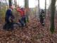 KHK_zatoulaného kocoura zachránil ze stromu hasič-lezec_hasič-lezec se připravuje na vylezení na strom v lese.jpg