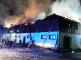 ZLK_požár na Hodonínsku_pohled na zasahující hasiče a hořící objekt v noci.jpg