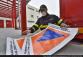 HP Lotyšsko_hasič chystá znak humanitární pomoci k označení vozu.JPG