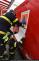 HP Lotyšsko_hasiči označují vůz znakem humanitární pomoci.JPG
