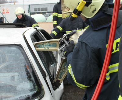 Výcvik hasičů - vyprošťování osob z vraku auta