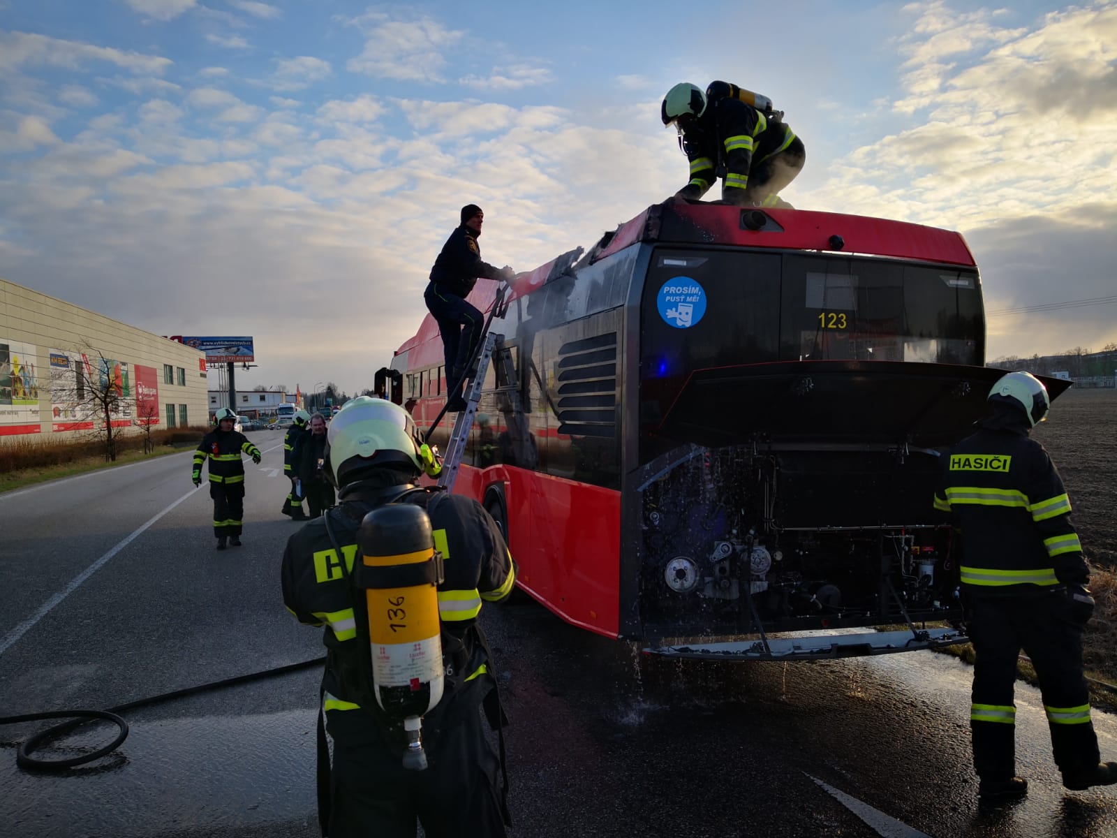 Požár autobusu, Litvínovice - 20. 3. 2019 (9).jpg