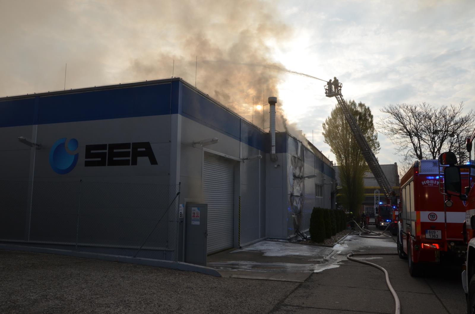 Požár průmslové  haly v Chomutově  (2).JPG