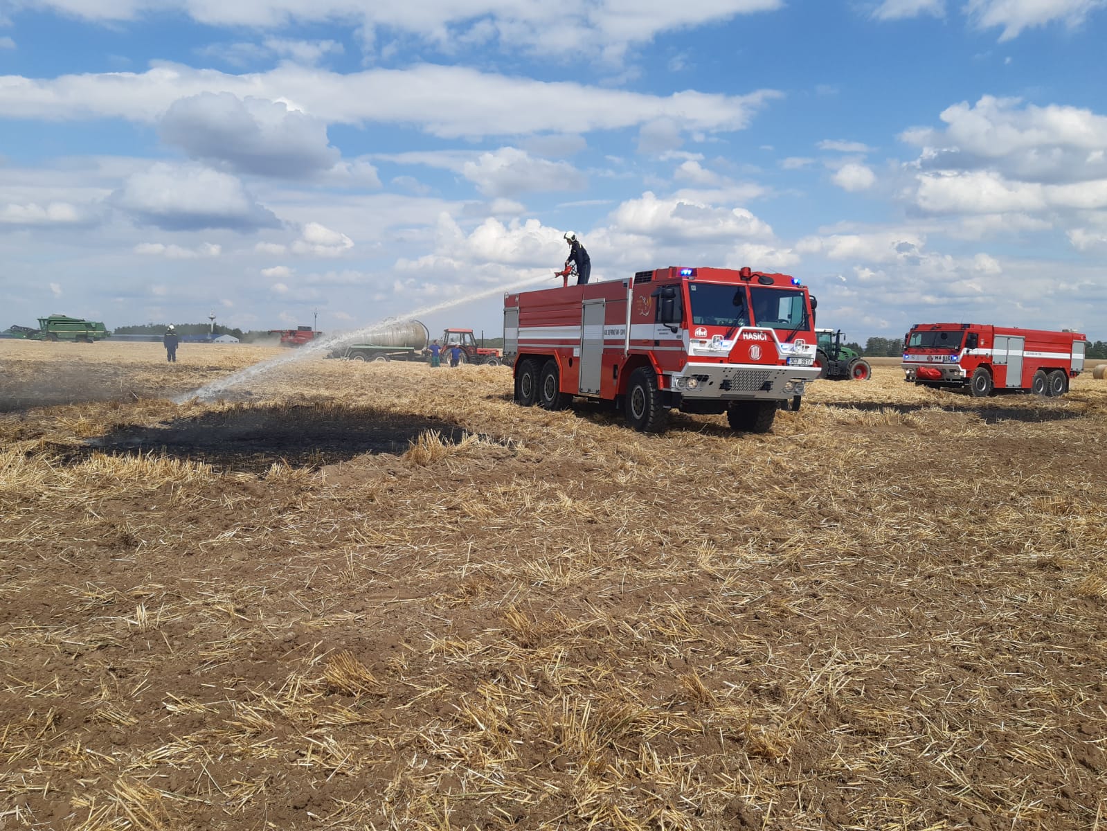 Požár pole a balíků, Libějice - 9. 7. 2019 (3).jpg