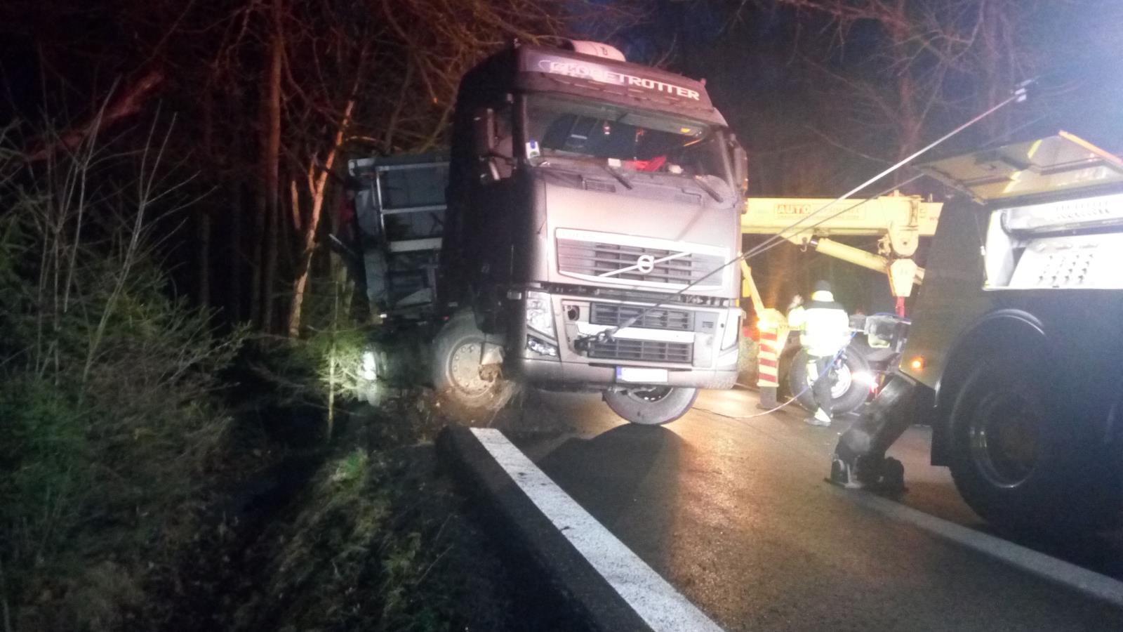 Dopravní nehoda kamiónu, Vyšší Brod - 9. 12. 2019 (6).jpg