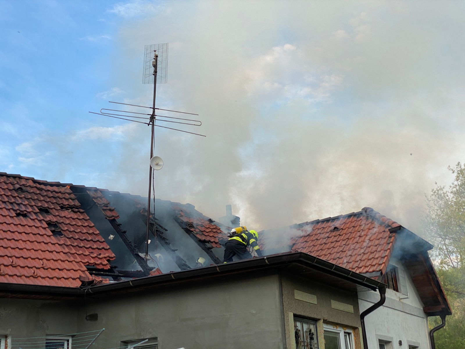 Požár střechy, Římov - 19. 5. 2020 (3).jpg
