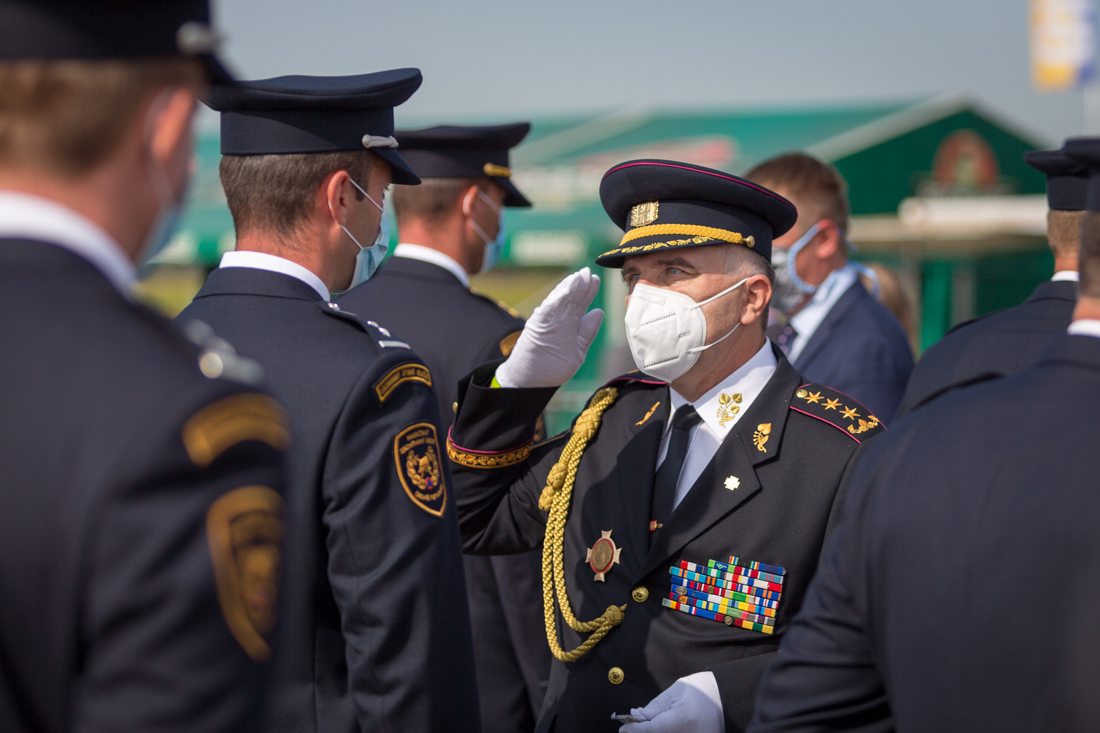 Generální ředitel HZS ČR předává na letišti v Mošnově plaketu za boj s virem SARS-CoV-2 .jpg