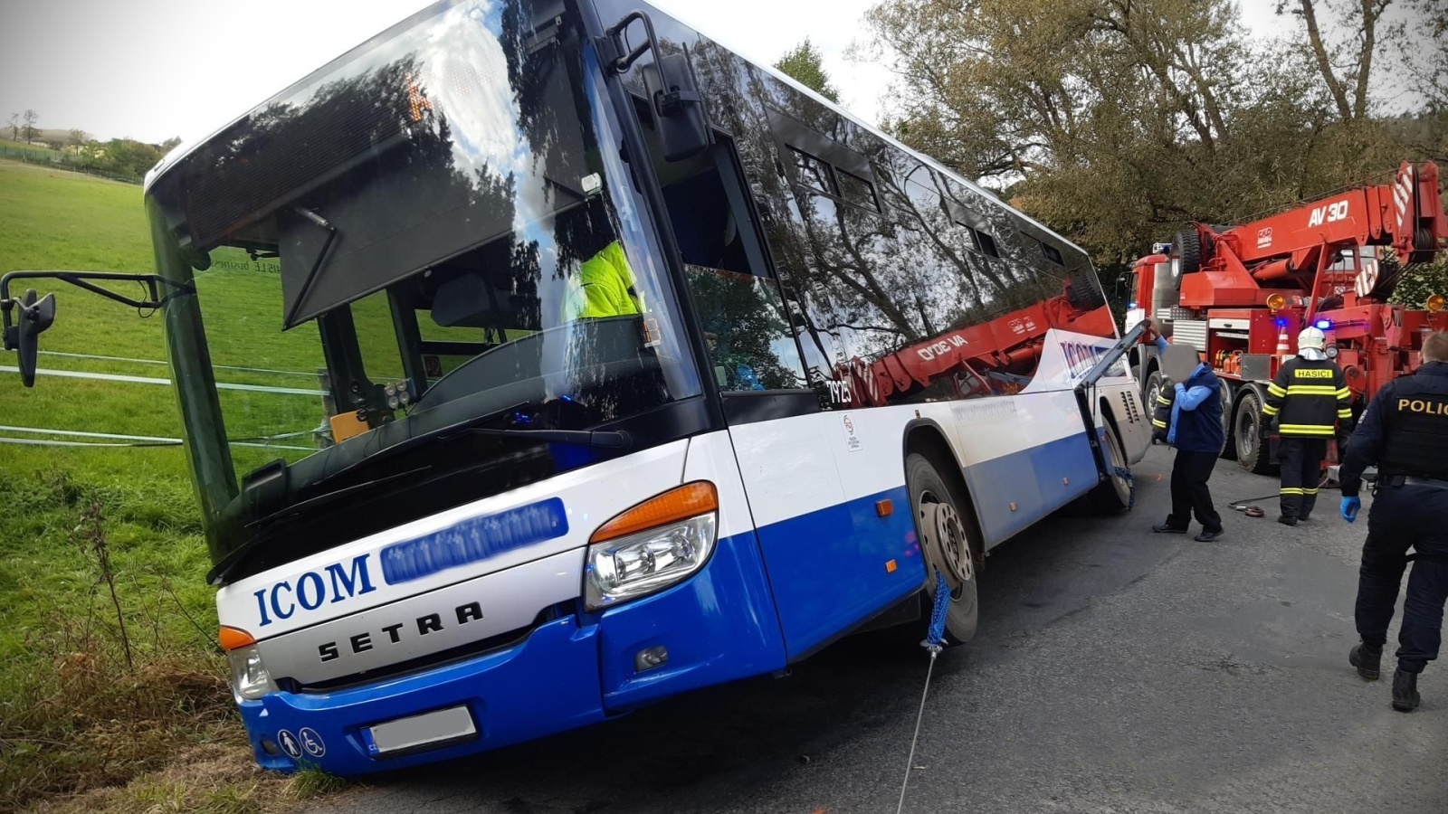 001-Havárie autobusu na Benešovsku.jpg
