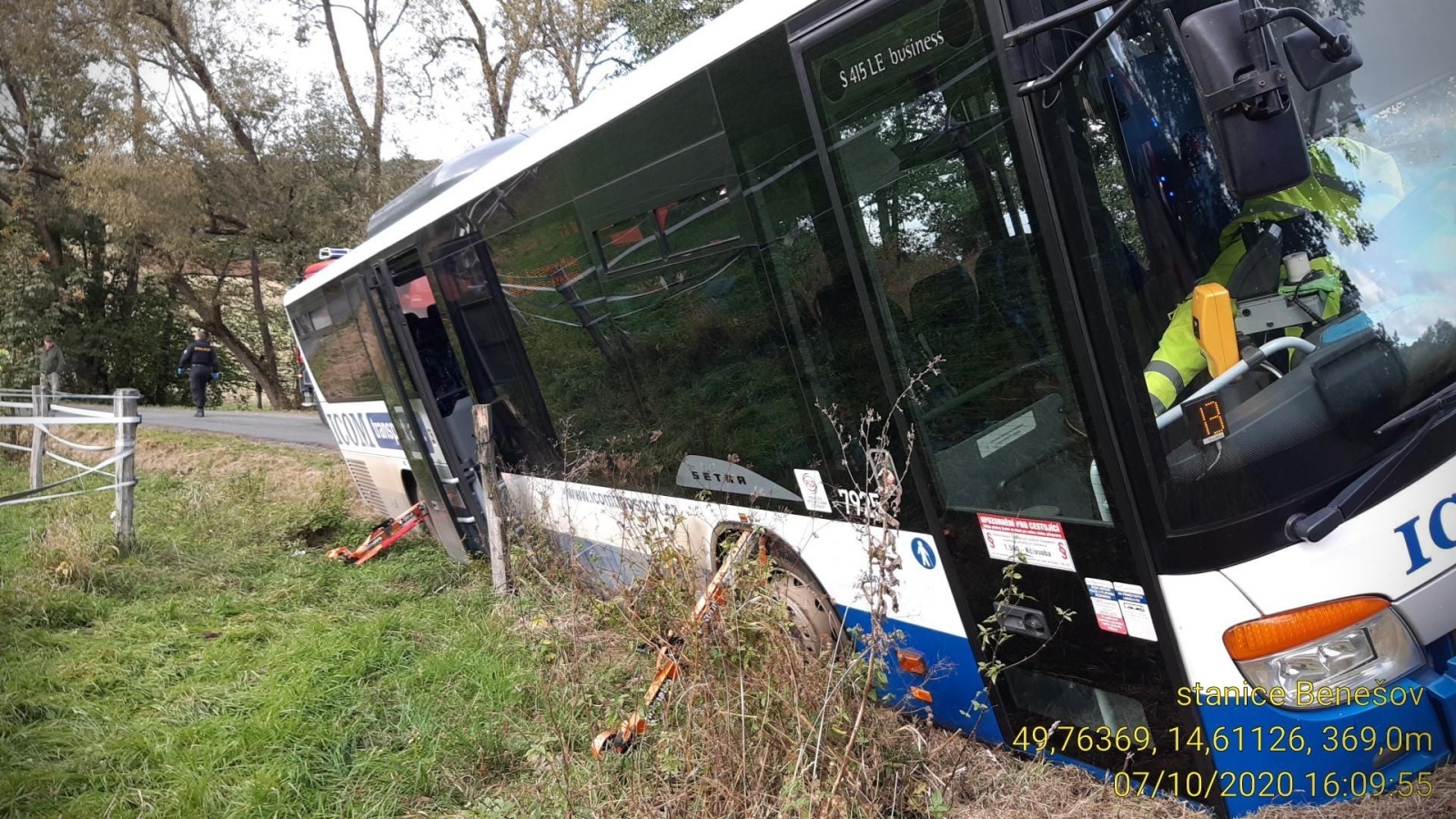002-Havárie autobusu na Benešovsku.jpg