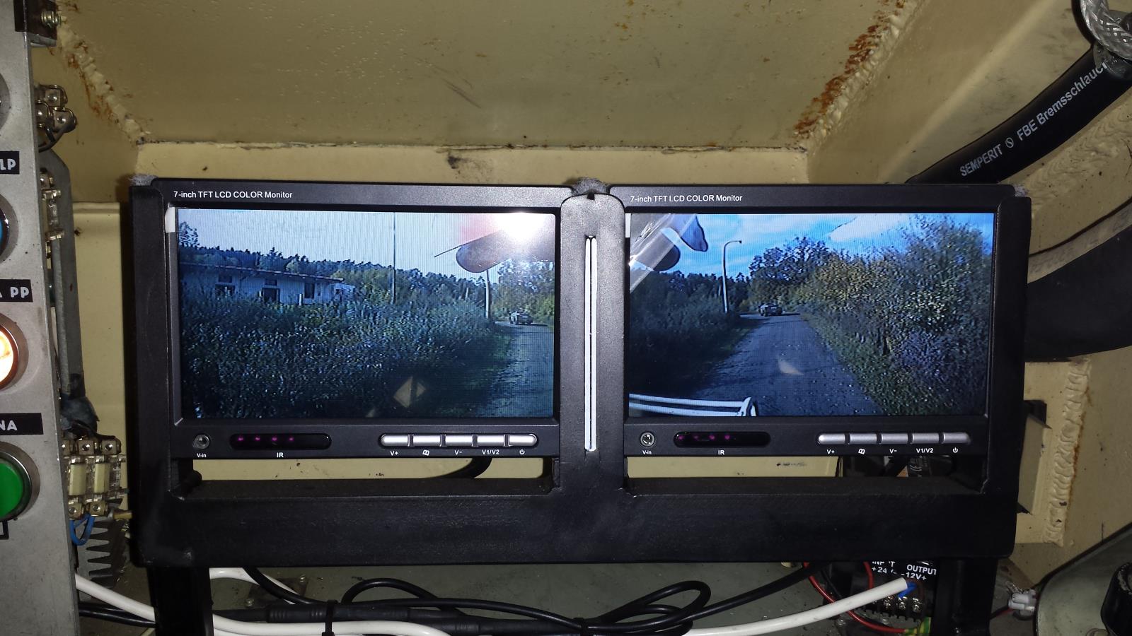Vrbětice_ZÚ_monitory kamer hasčského tanku SPOT 55.jpg