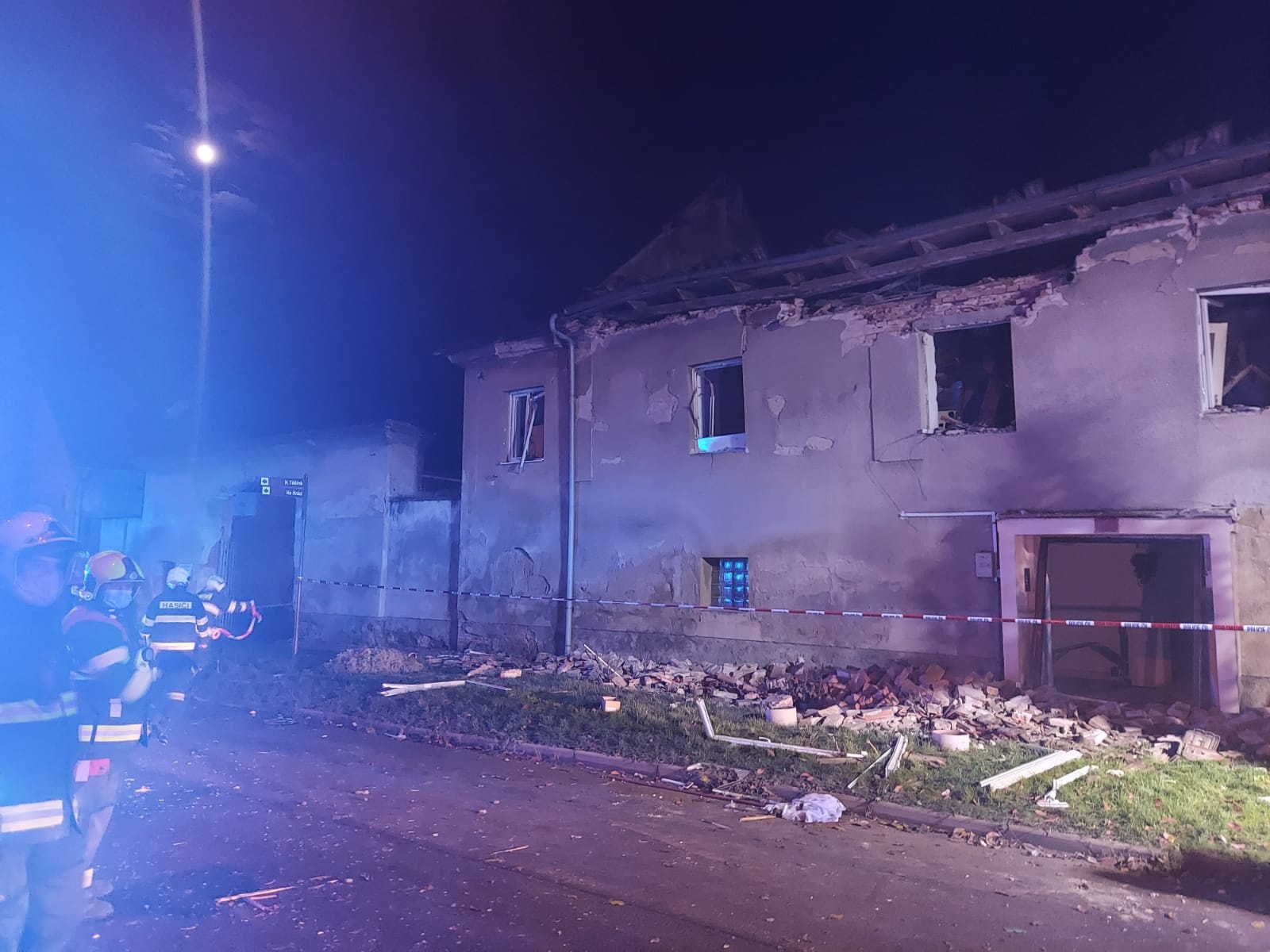 005 - Dům poškozený explozí plynu.jpg