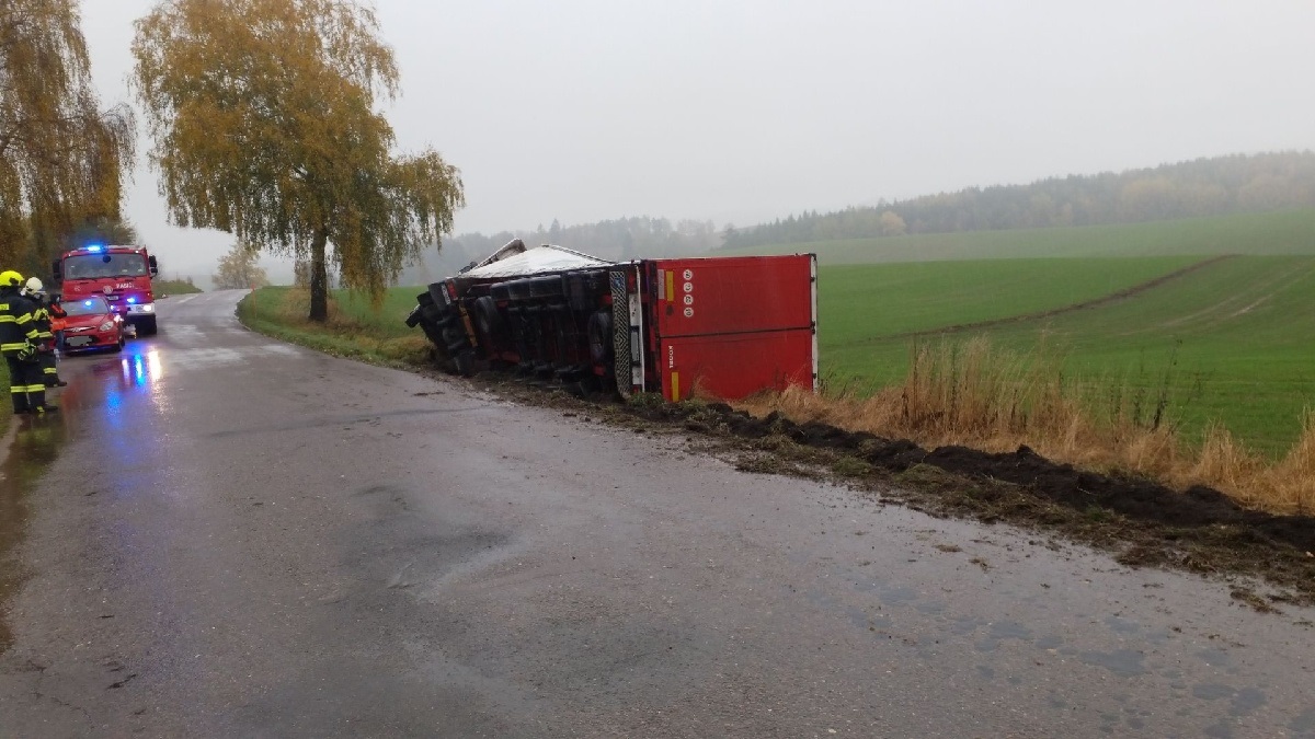 Nehoda kamionu v Dolní Dobrouči1.jpg