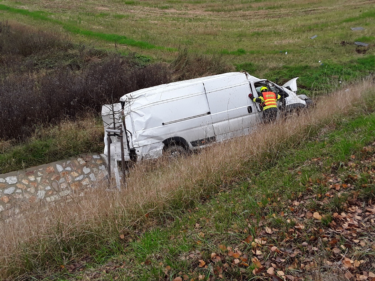 Pelhřimovští profesionální hasiči zasahovali u dopravní nehody dodávky u obce Olešná.