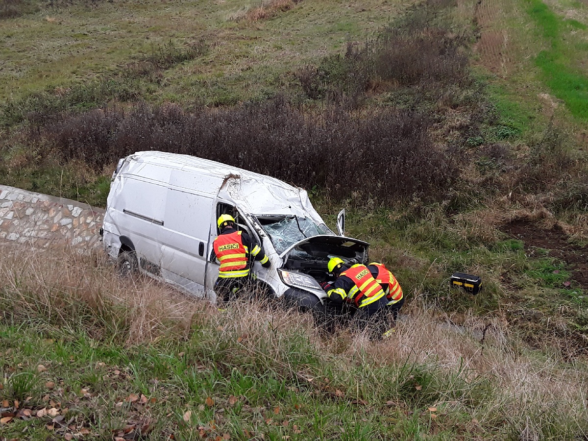 Pelhřimovští profesionální hasiči zasahovali u dopravní nehody dodávky u obce Olešná.