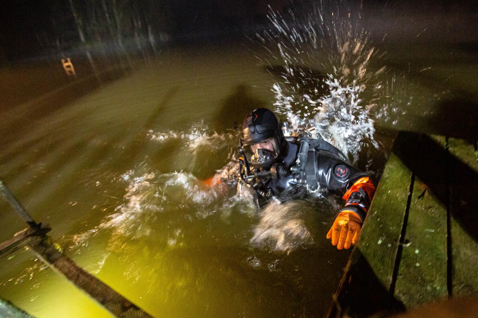 potápěči vytahují auto z rybníku3.jpg