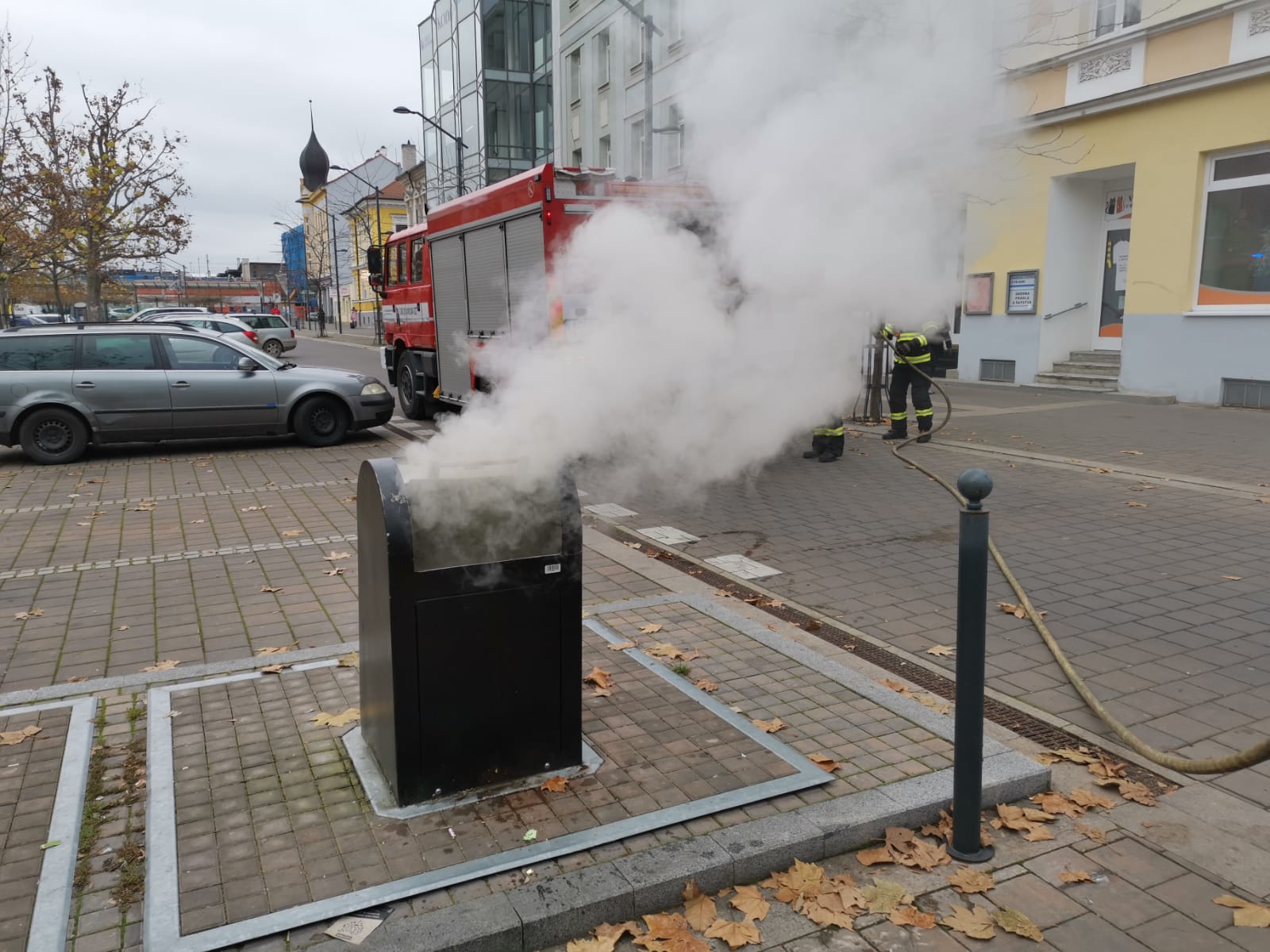 Požár podzemního koše, České Budějovice - 29. 11. 2020 (2).jpg