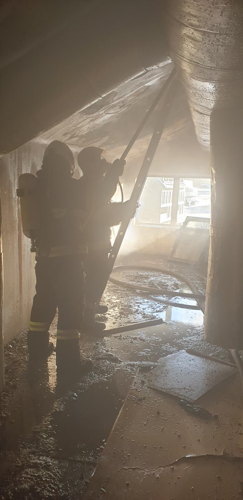 LIK_Požár rekreačního objektu na Semilsku_2 hasiči při průzkumu uvnitř budovy.jpg
