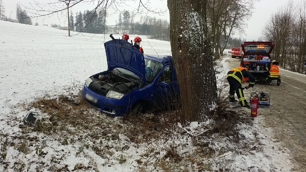 JMK_DN_sněžení přineslo více nehod_osobní auto vyjelo mimo vozovku a narazilo do stromu.jpg