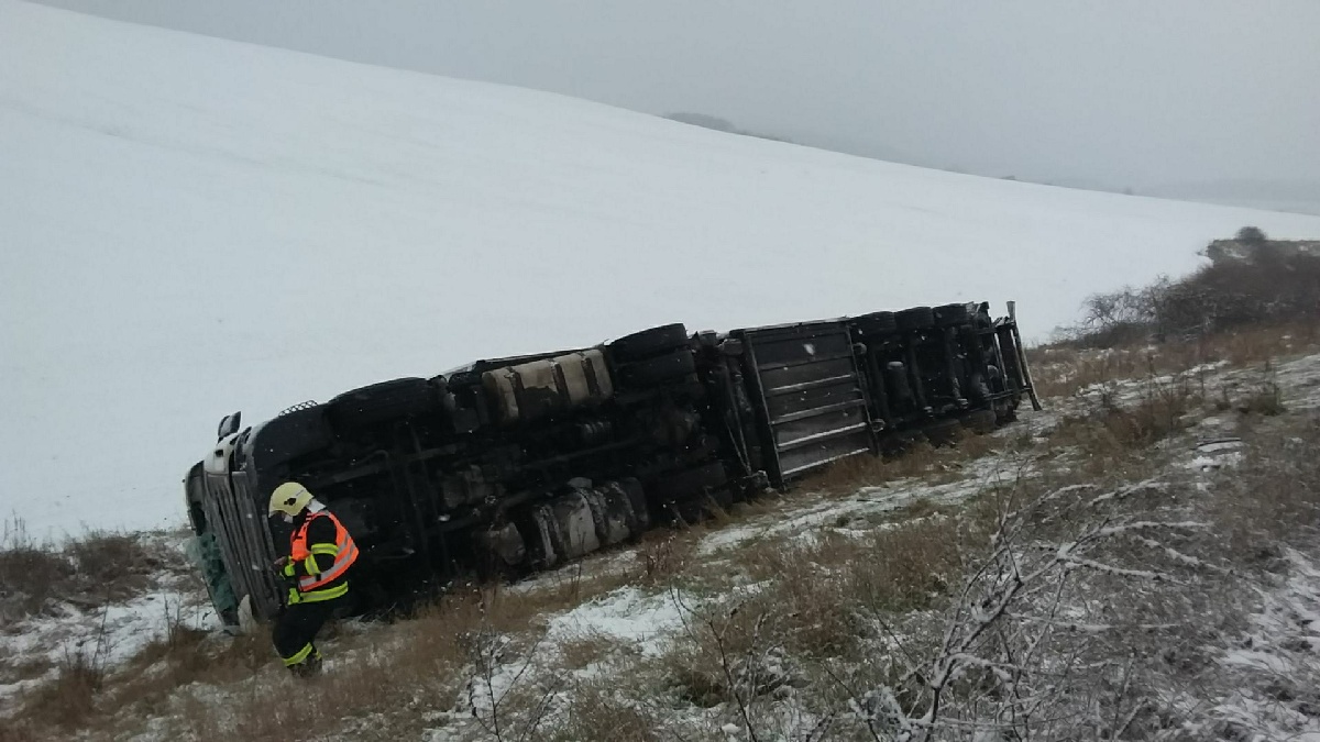 JMK_DN_sněžení přineslo více nehod_převrácený kamion mimo vozovku.jpg