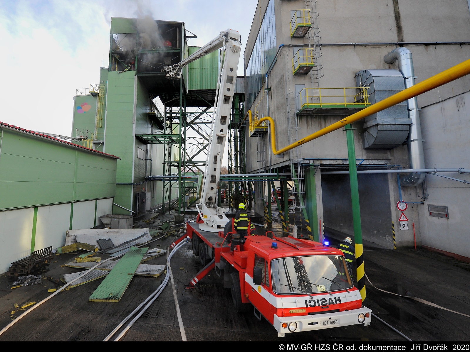 SČK_požár po výbuchu v kolínské elektrárně_hasiči na plošině hasí oheň v teplárenské části elektrárny.jpg