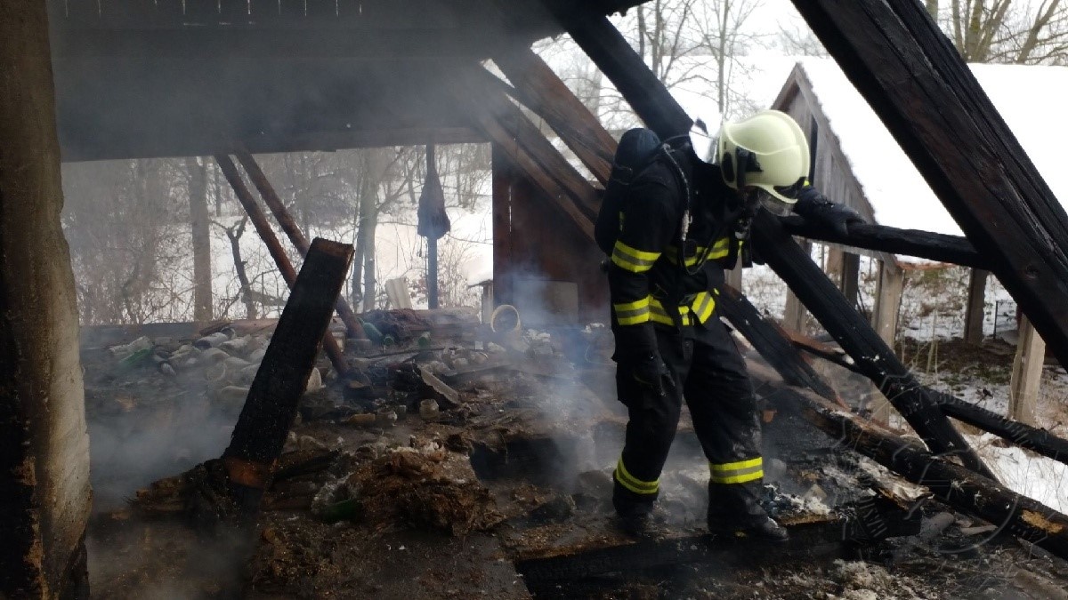 požár domu5 v Loučkách u Lukavice 19.1.2021.jpg