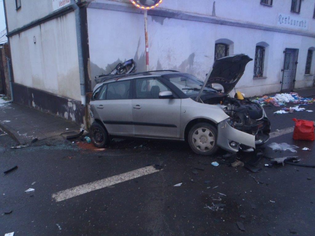 008-Nehoda tří vozidel v obci Šlapanice.jpg