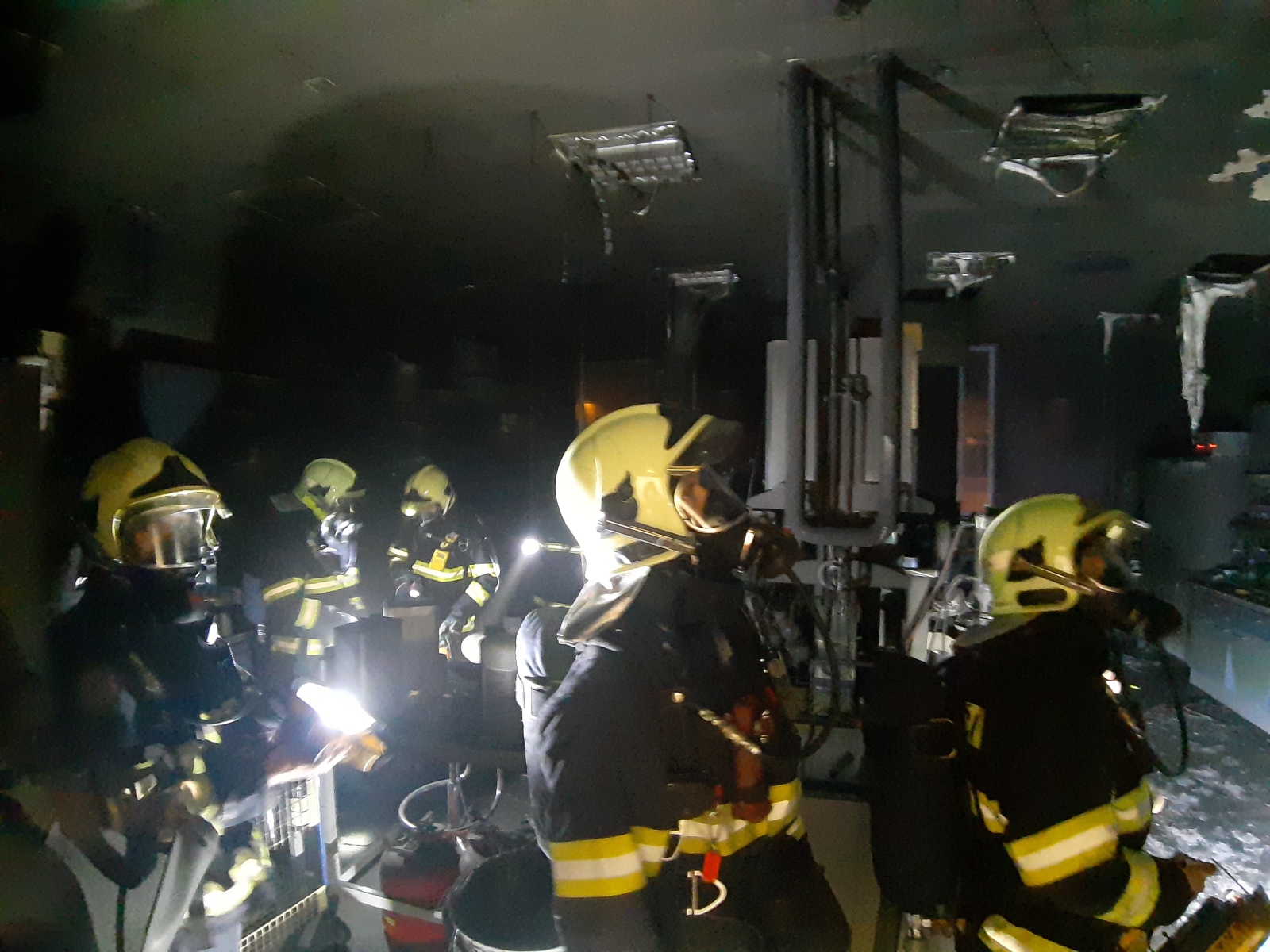 SČK_požár ve výzkumném ústavu ve Vestci_5 hasičů hledá místo, kde došlo k zahoření.jpg