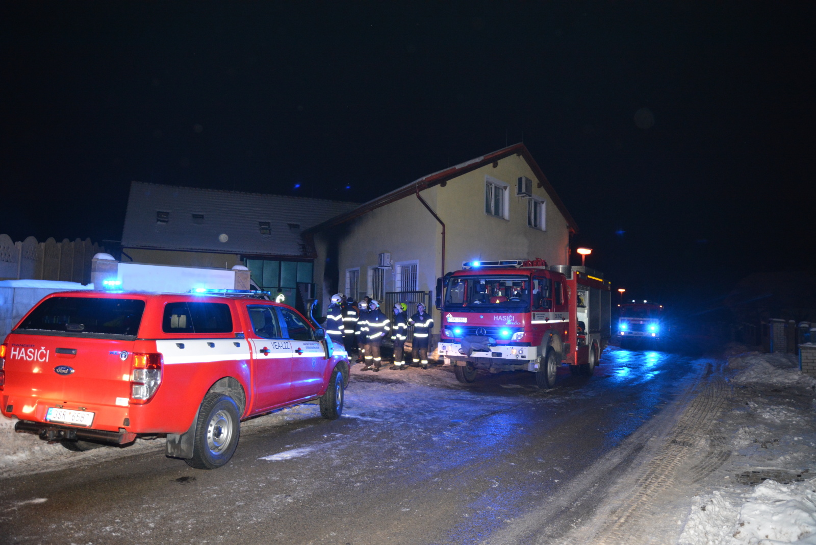 001-Požár ve výrobní hale v obci Bezno .JPG