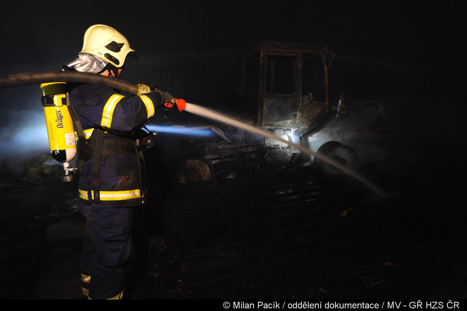 022-Požár zemědělské haly v obci Hřivno.jpg