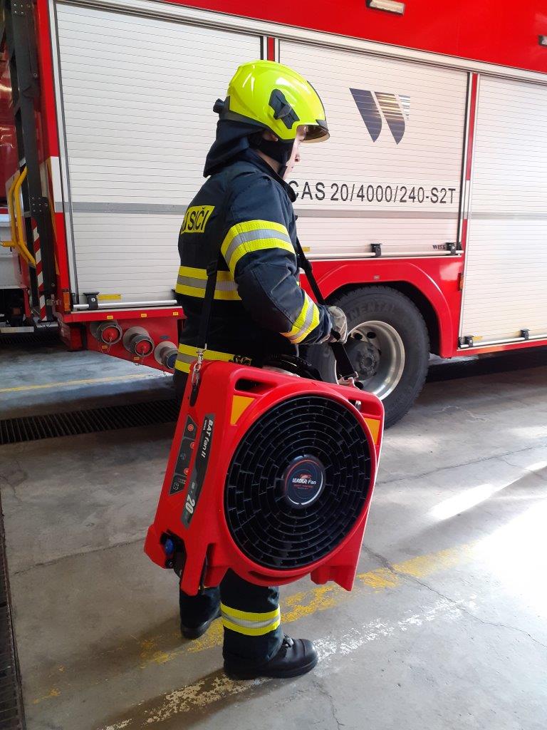 010-Akumulátový ventilátor využívají berounští hasiči od konce roku 2020.jpg
