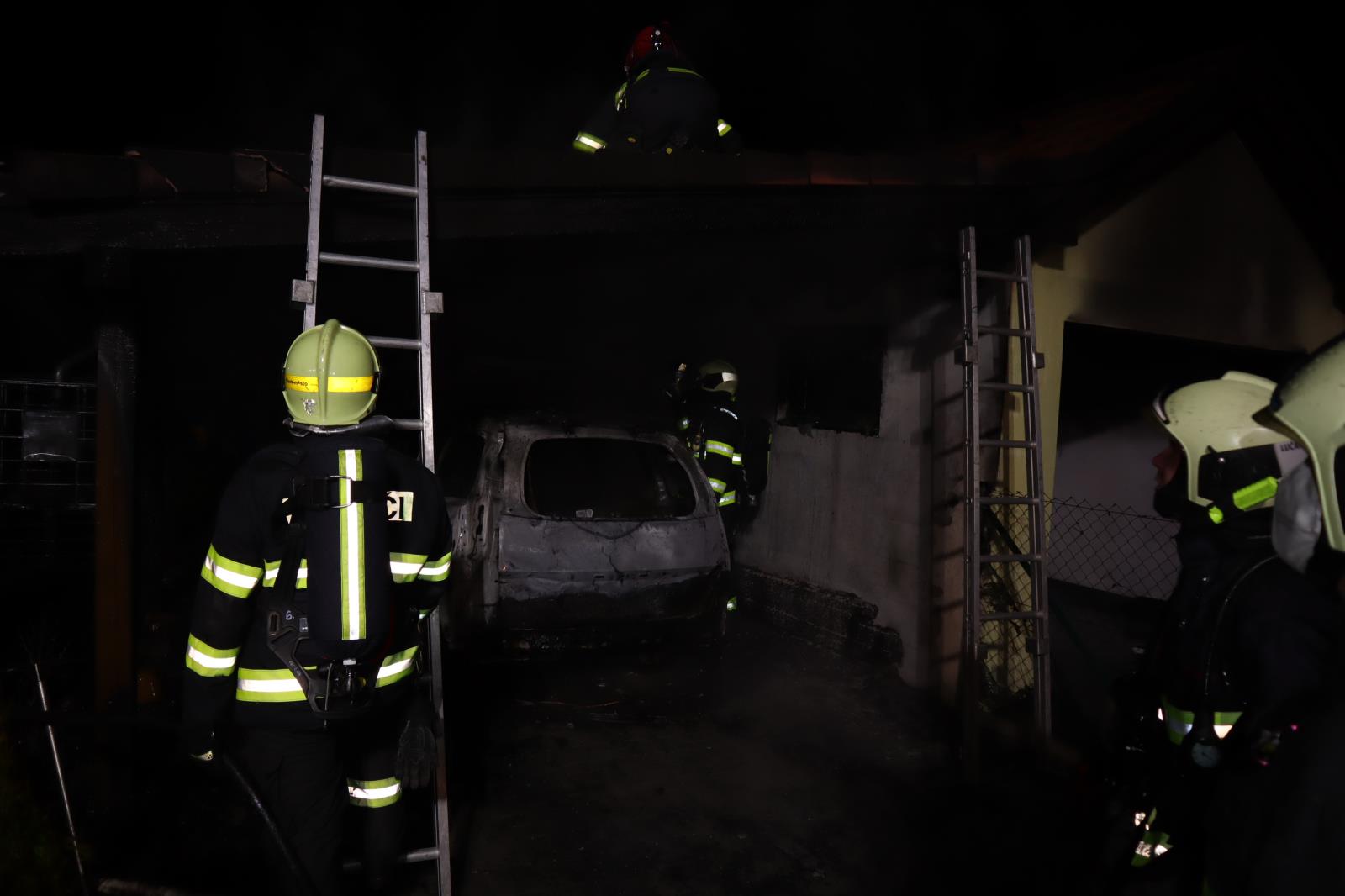 Požár OA a garáže, Oldřichov - 25. 2. 2021 (2).JPG