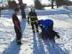 PAK_hasiči zachraňující psa, pod kterým se probořil led v řece Labi_na břehu pejska s jeho majitelkou vysušili a zahřáli