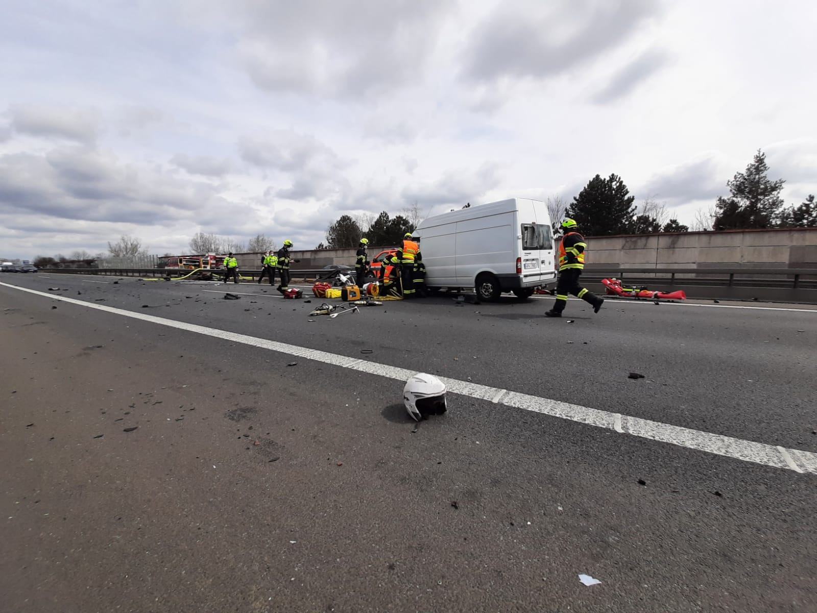 008-Složky IZS u tragické nehody na dálnici D5.jpg