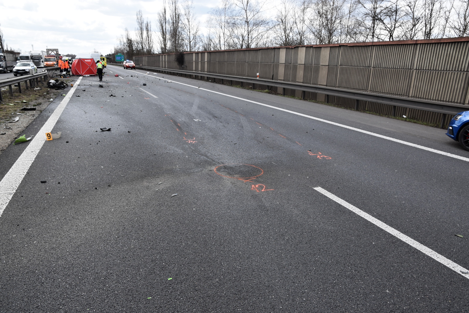 013-Složky IZS u tragické nehody na dálnici D5.JPG