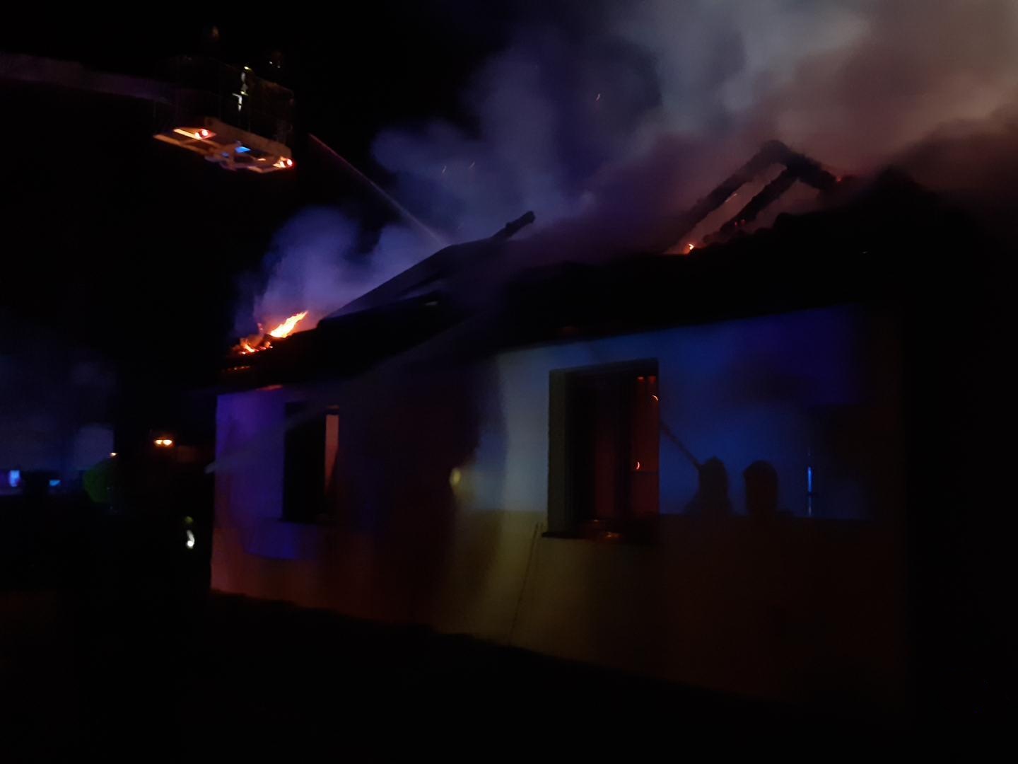 001 - noční požár rodinného domu v Nových Jirnech.jpg