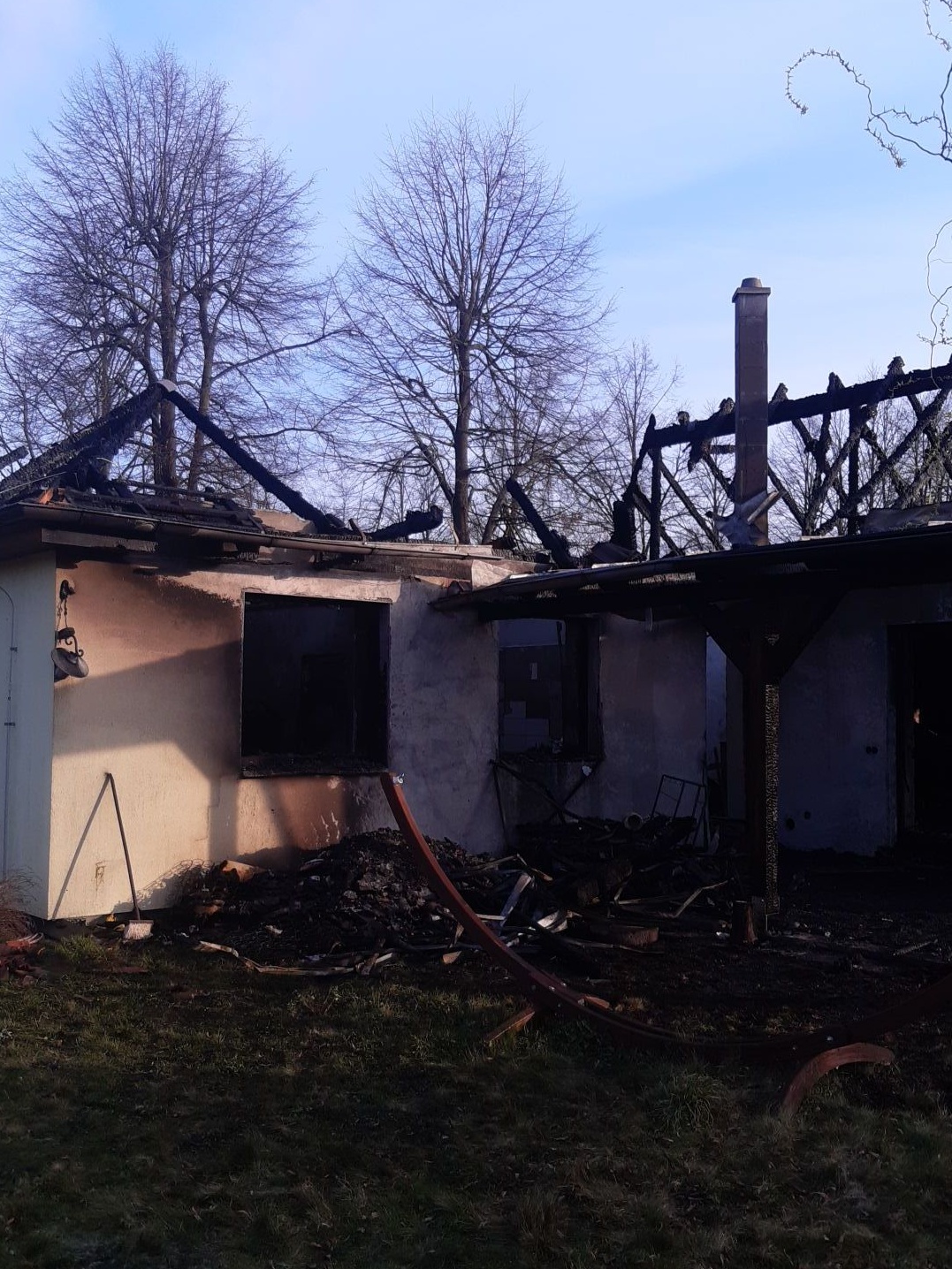 004 - zničený dům po požáru v Nových Jirnech.jpg
