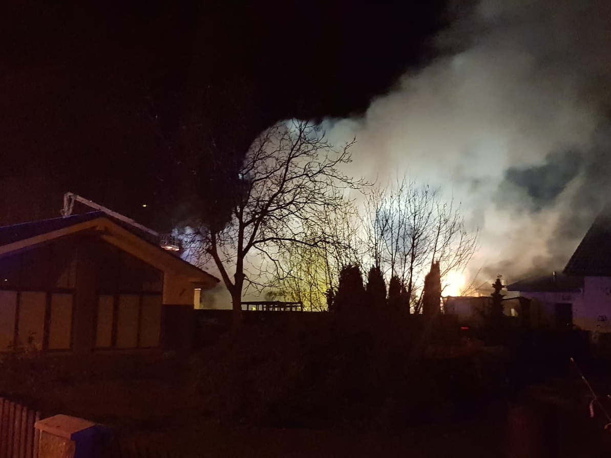 005 - zásah hasičů při požáru domu.jpg