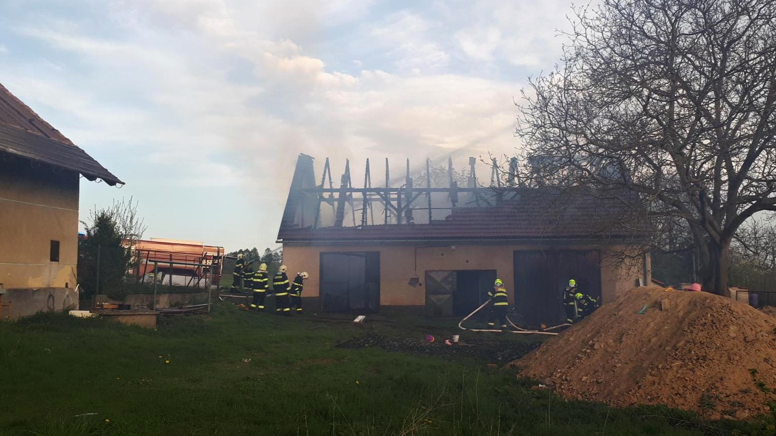 001-Požár bývalé stodoly v obci Vlková.jpg