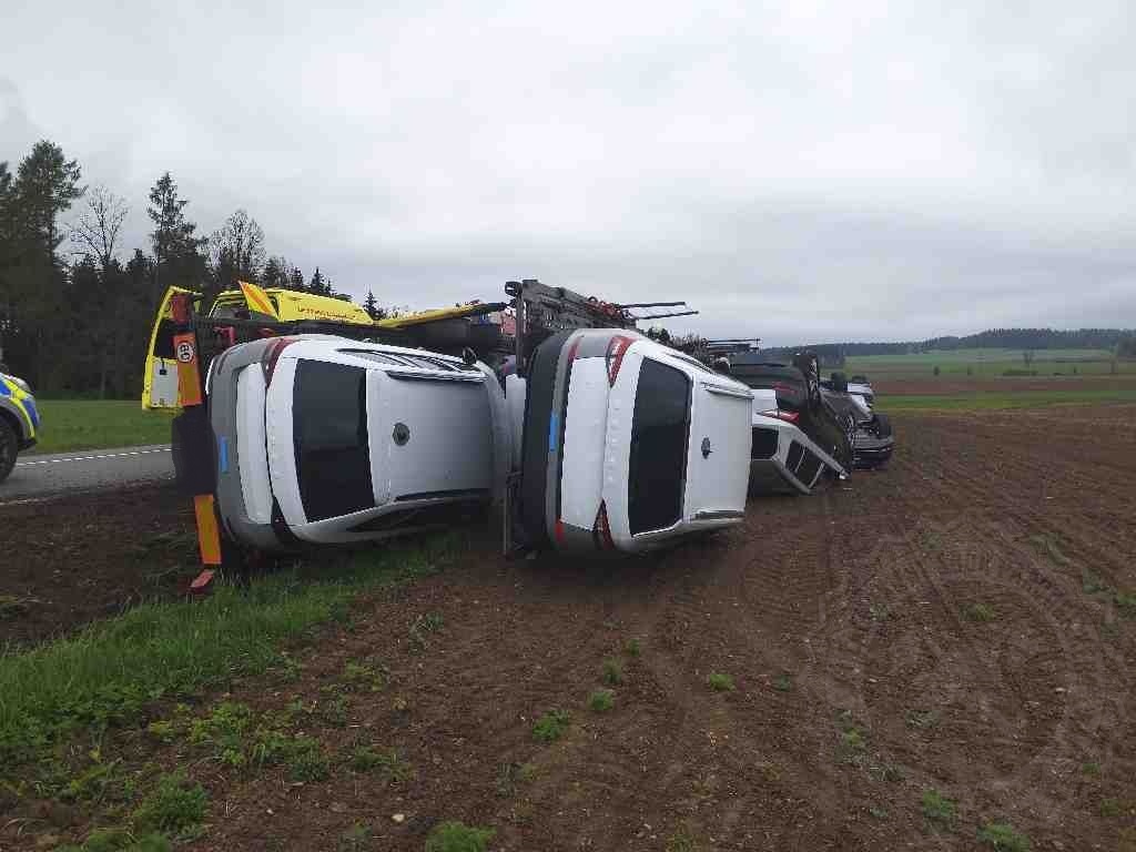 nehoda nákladního vozidla Kameničná4 13.5.2021.jpg