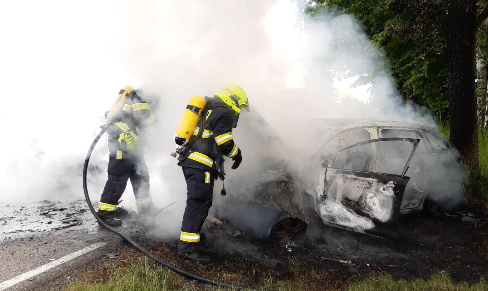 001-Likvidace požáru vozidla po nehodě.jpg