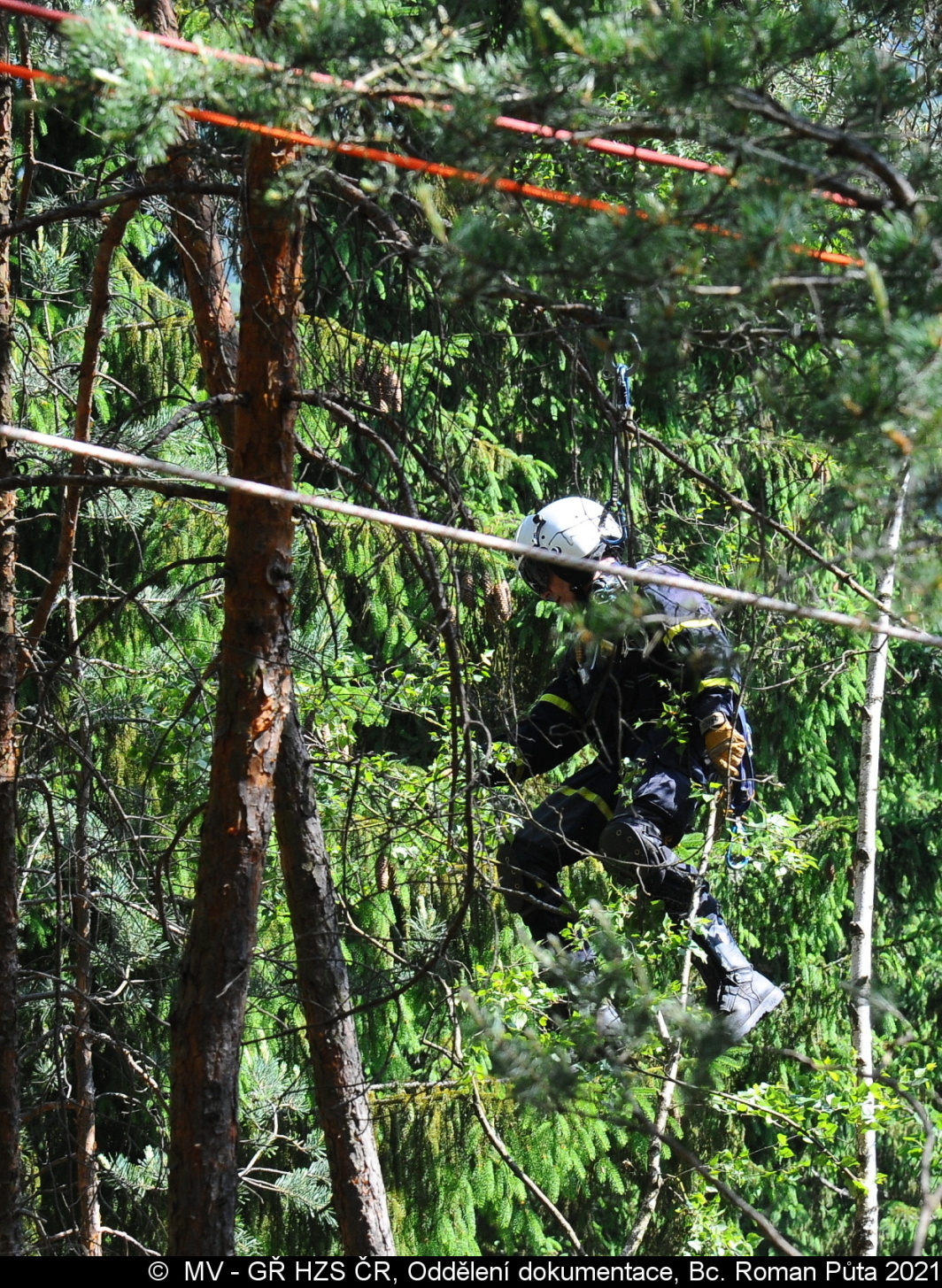 023-Výcvik lezců a leteckých záchranářů na Kokořínsku.JPG