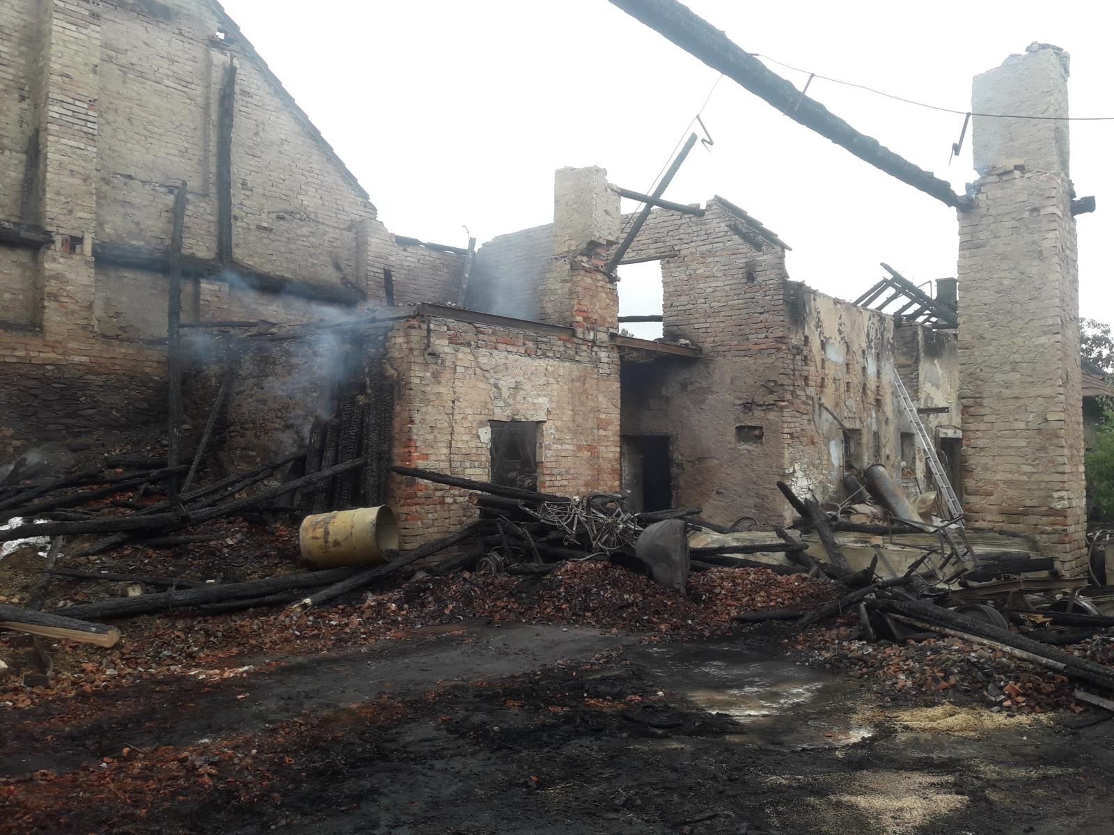 005 - v Krakovanech zapálil blesk stodolu.jpg