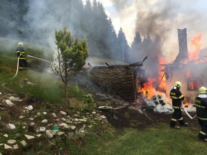 MSK_Požár roubenky v obci Morávka_hořící objekt a zasahující hasiči z jiného pohledu.jpg