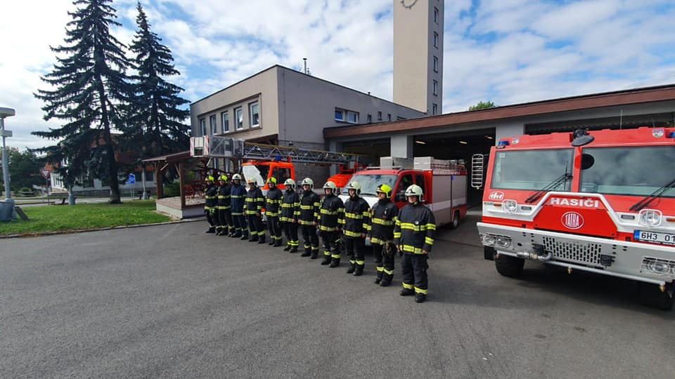 Hasiči z Královéhradeckého kraje uctili památku hasičů zemřelých při výbuchu plynu v Koryčanech_3.jpg