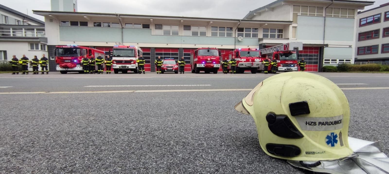 Hasiči z Pardubického kraje uctili památku hasičů zemřelých při výbuchu plynu v Koryčanech.jpg