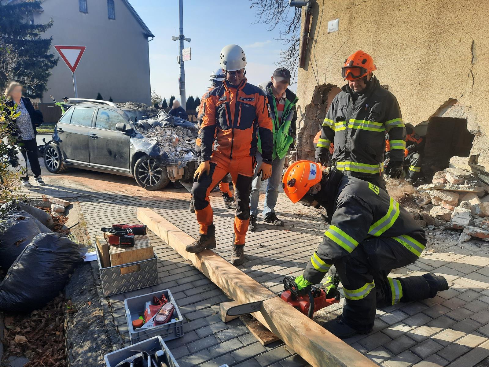 JMK_DN v Brně_hasiči odstraňují následky nehody, kdy došlo k poškození RD.jpg