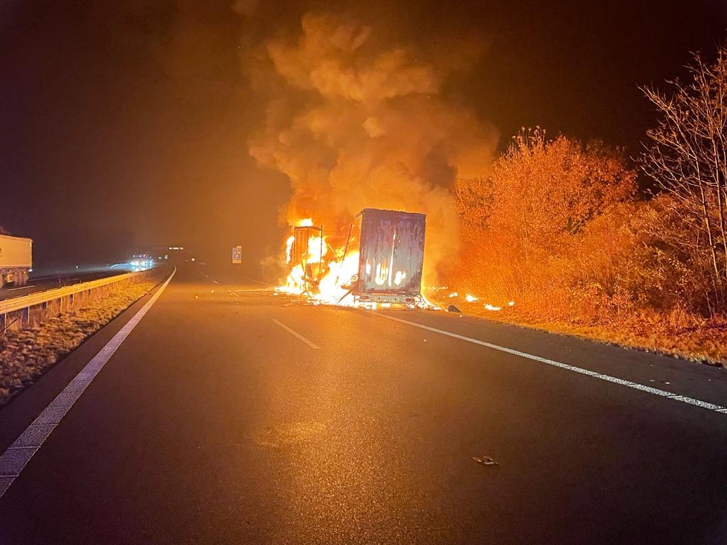 001 - požár nákladního automobilu.jpg