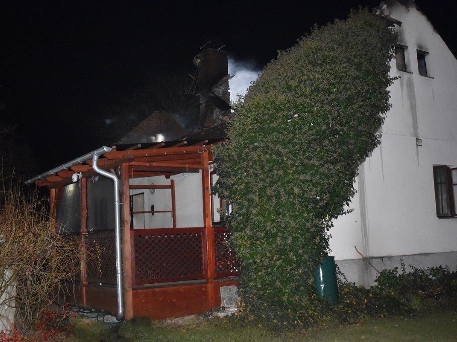 002 - požár zcela zničil střechu rodinného domu.jpg