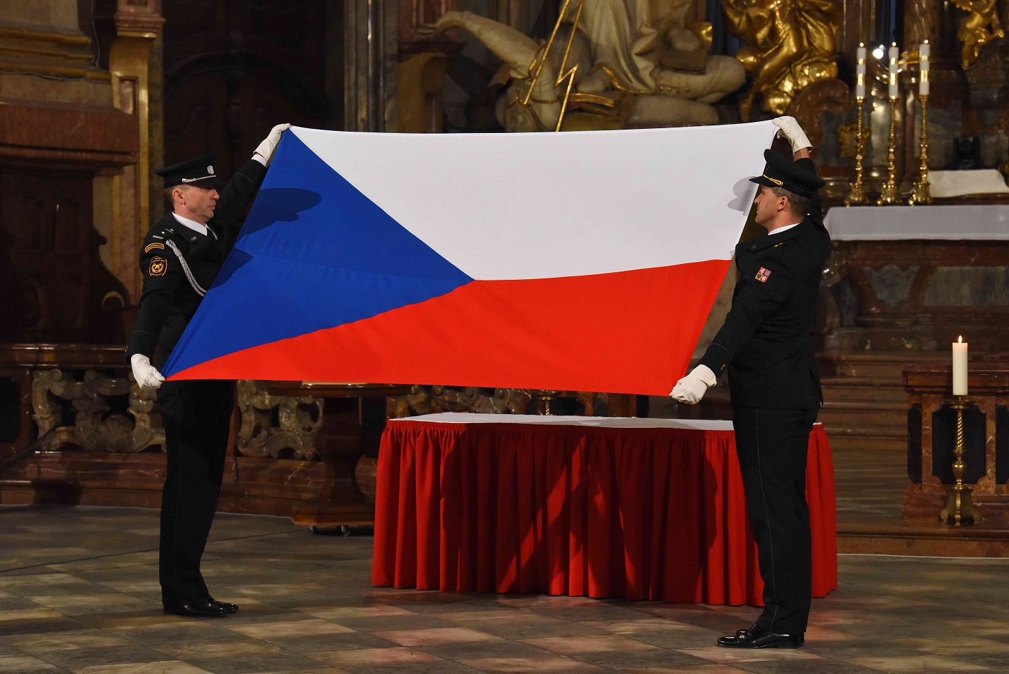 Čestná stráž HÚ OPR drží vlajku České republiky.jpg