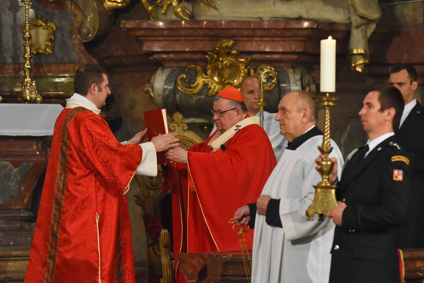 Jeho Eminence, Dominik kardinál Duka OP při mši svaté (2).jpg